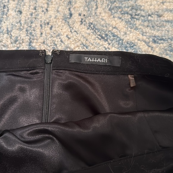 Tahari ruched, ruffle, black pencil ski skirt eight - Picture 2 of 4